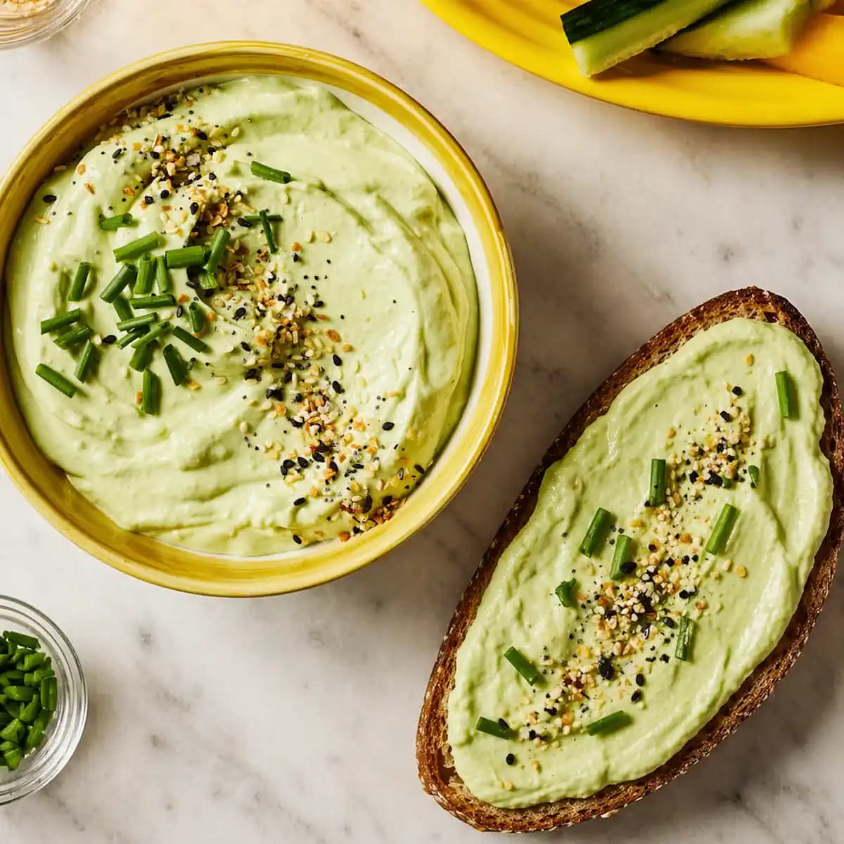 Avokádós cottage cheese mártogatós