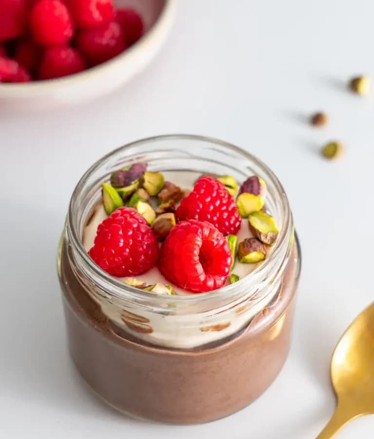 Csokis chia puding málnával és pisztáciával recept – egészséges étel fotója