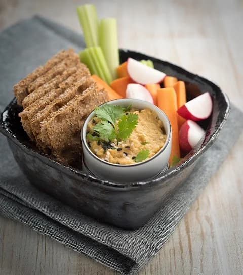 Finn Crisp, hummusz, zöldségek recept – egészséges étel fotója