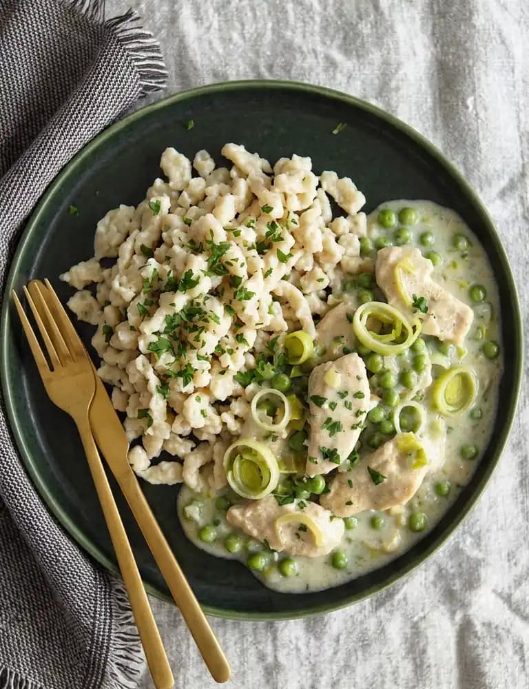 Póréhagymás, zöldborsós csirkemell petrezselymes galuskával recept – egészséges étel fotója