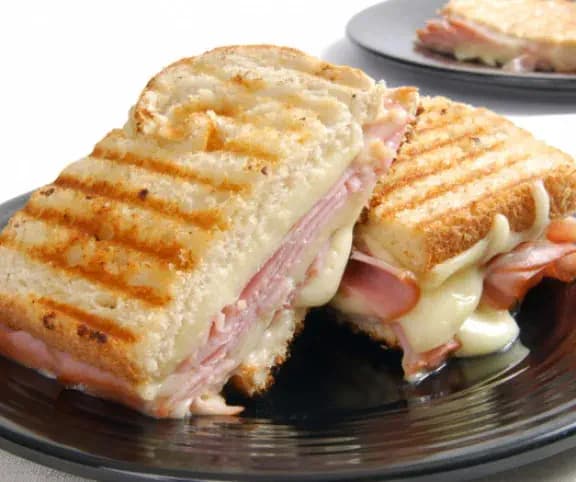 Baromfisonkás-sajtos melegszendvics recept fotója